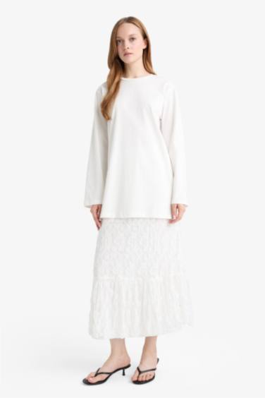 تنورة ميدي دانتيل بقصة A