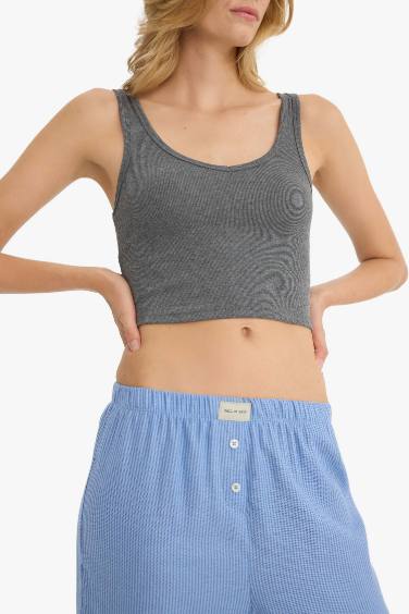 تانك توب بياقة V من Fall in Love