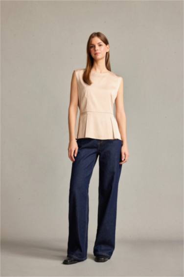 Атласная блузка без рукавов