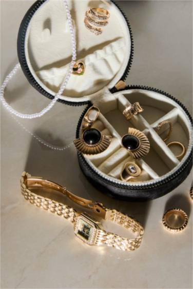 Kadın Siyah Takı Kutusu