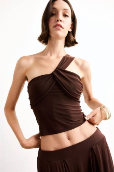 Блузка с вырезом в форме сердца на одно плечо