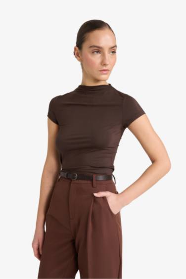 Slim Fit жартылай тік жағалы қысқа жеңді футболка