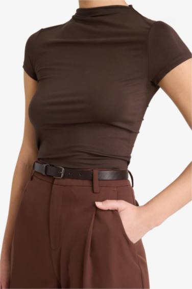 Slim Fit жартылай тік жағалы қысқа жеңді футболка