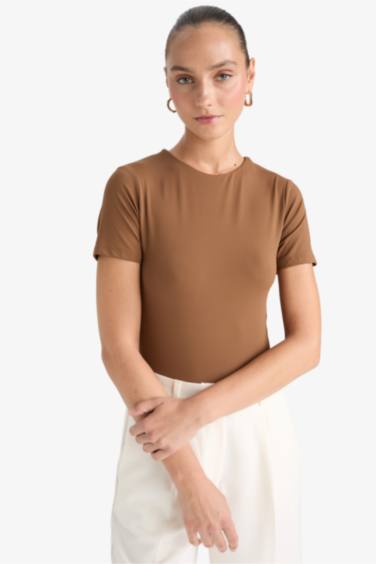 Футболка с круглым вырезом и коротким рукавом