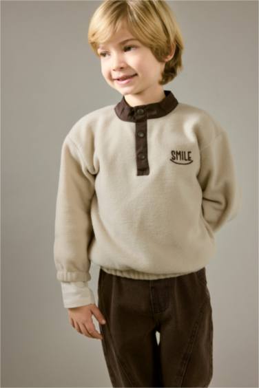 سويت شيرت اولادي قطيفة بطبعة شعار قصة عادية