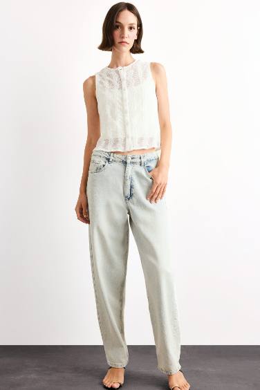 Crew Neck Sleeveless Blouse