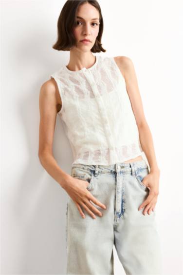 Crew Neck Sleeveless Blouse