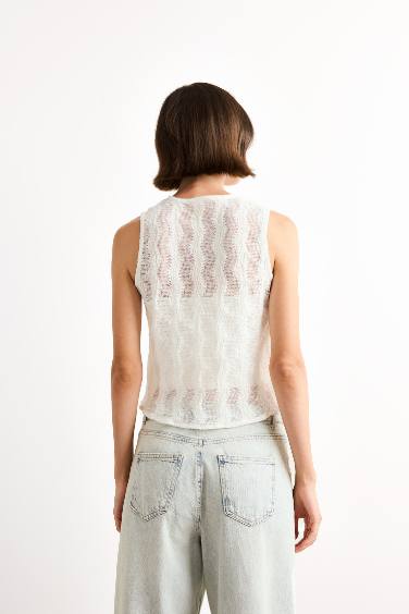 Crew Neck Sleeveless Blouse