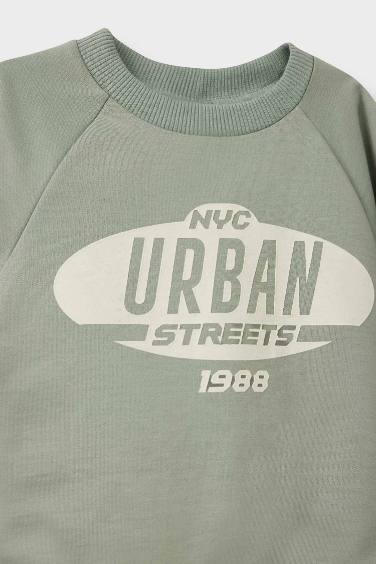 طقم بطبعة شعار قماش رقيق بياقة مستديرة من قطعتين