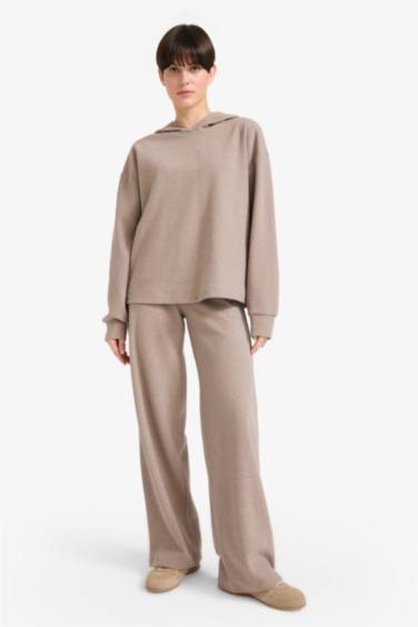 بنطلون برجل واسع قصة مستقيمة