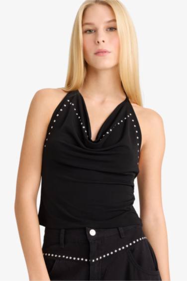 بلوزة سليم فيت مخصر برباط من الرقبة