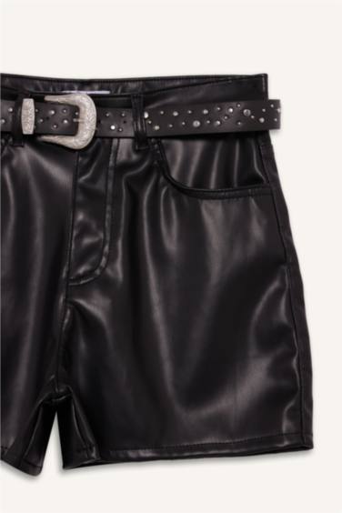 شورت قصير جلد صناعي بخصر عادي