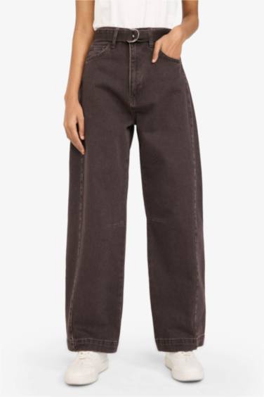 بنطرون جينز باريل فيت وخصر عالي