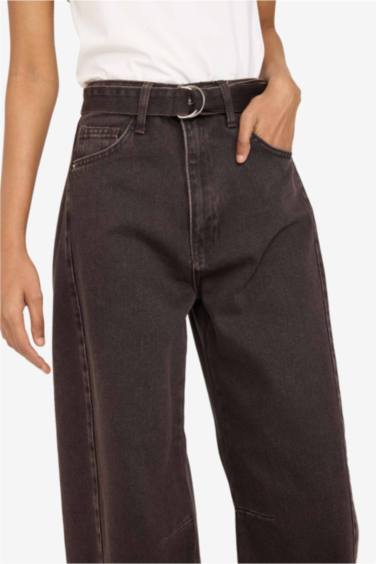 بنطرون جينز باريل فيت وخصر عالي