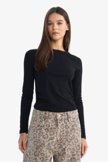 تيشيرت بأكمام طويلة قصة ضيقة برقبة مستديرة