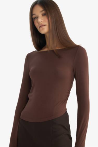 Fitted қайық жағалы ұзын жеңді футболка