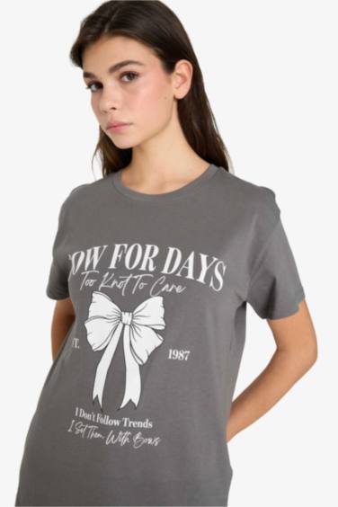 Oversize дөңгелек жағалы суретті қысқа жеңді футболка