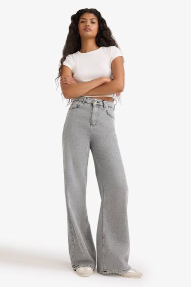 سروال جينز وايد ليج برجل عادي