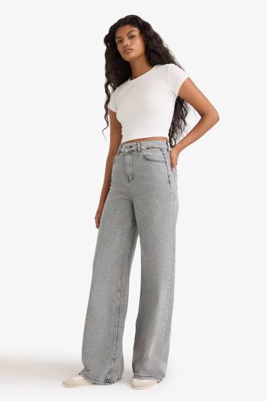 سروال جينز وايد ليج برجل عادي