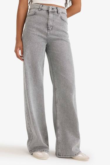 سروال جينز وايد ليج برجل عادي