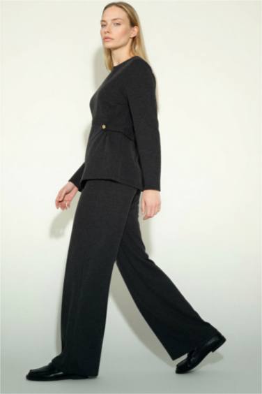 بنطرون بيكيه بقصة مستقيمة ورجل واسع