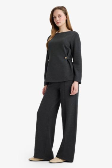 بنطرون بيكيه بقصة مستقيمة ورجل واسع