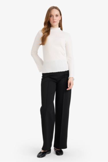 بنطرون قصة مستقيمة واسعة ورجل عادي