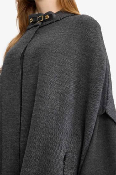 Dik Yaka Toka Detaylı Triko Pelerin