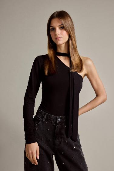 Tek Omuzlu Bağlama Detaylı Bluz
