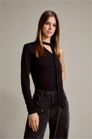 Tek Omuzlu Bağlama Detaylı Bluz