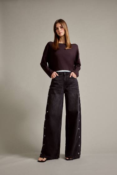 بنطلون جينز قصة مريحة برجل واسع