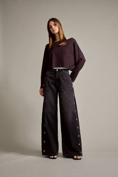 بنطلون جينز قصة مريحة برجل واسع