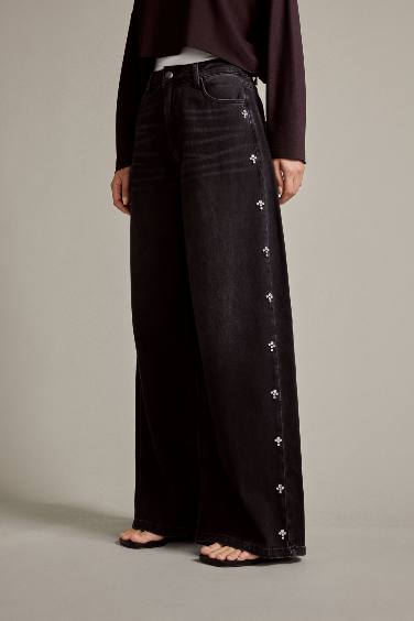 بنطلون جينز قصة مريحة برجل واسع