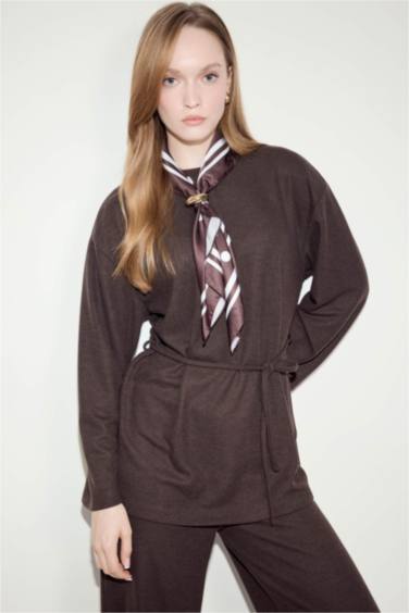 بلوزة طويلة قصة عادية برباط من الامام