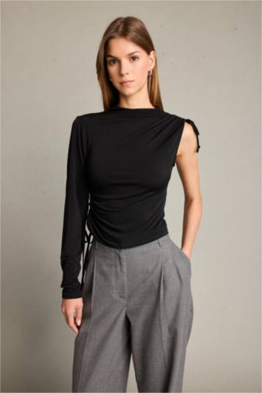 بلوزة مدرزة بكتف واحد