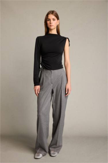 بلوزة مدرزة بكتف واحد