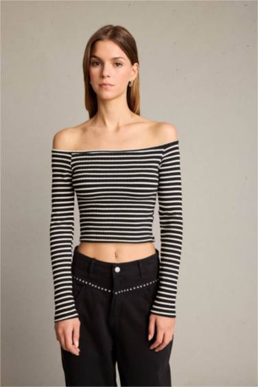 فانيلة بياقة مستديرة