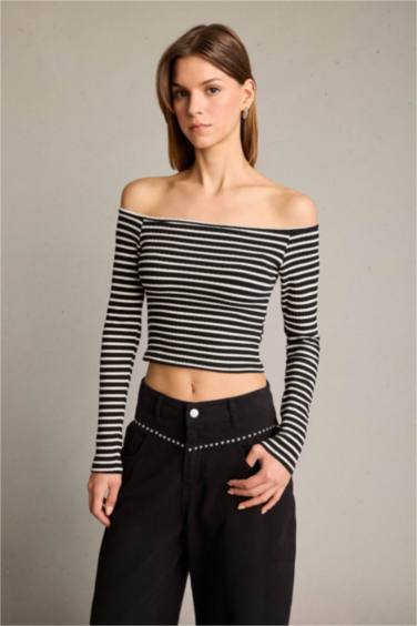 فانيلة بياقة مستديرة