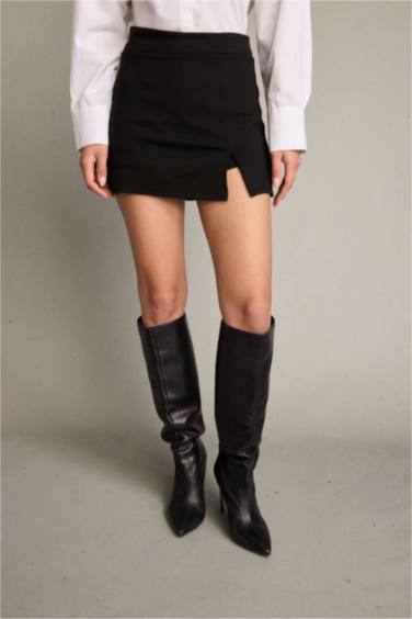 Slim Fit Dar Kesim Yırtmaçlı Şort Etek