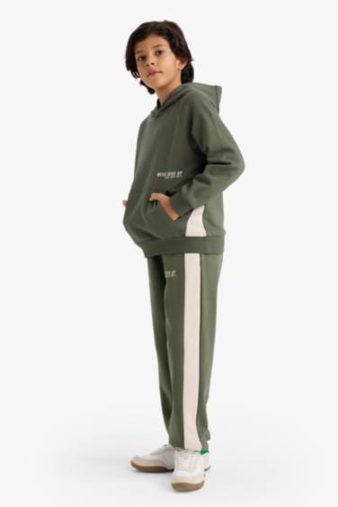 بنطرون كارجو فيت ولادي بطبعة شعار قماش تقيل