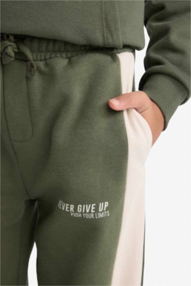 بنطرون كارجو فيت ولادي بطبعة شعار قماش تقيل