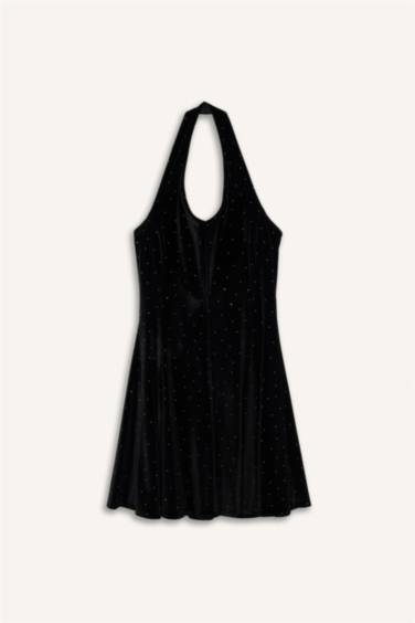 Бархатное мини-платье с воротником-халтер и декором из камней