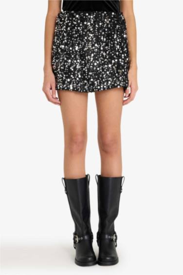 تنورة قصيرة بخصر مطاط