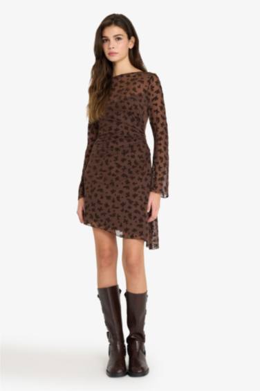 Мини-платье с открытой шеей и кружевными деталями из тюля с длинными рукавами