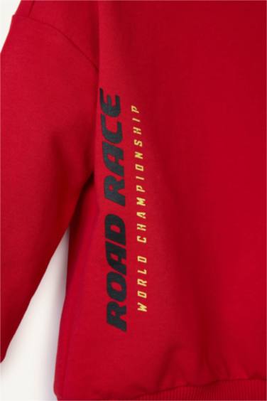 سويت شيرت ولادي بطبعة شعار بياقة مستديرة