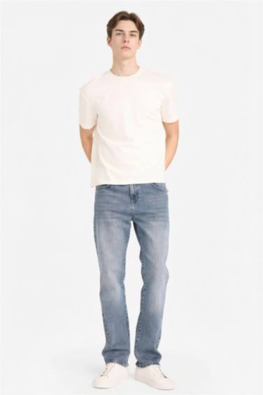 بنطرون قصة مستقيمة ورجل عادي