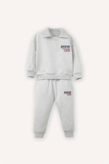 سيت بيبي ولادي بطبعة شعار قماش خفيف - قطعتين