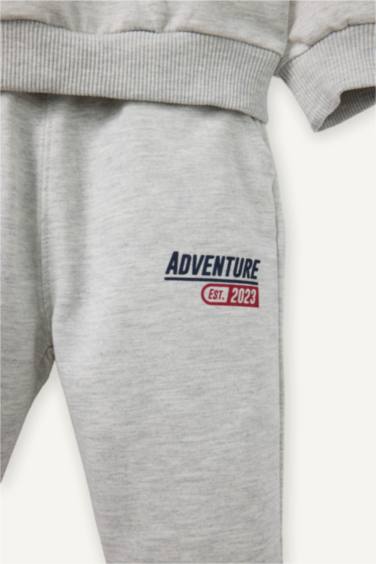 سيت بيبي ولادي بطبعة شعار قماش خفيف - قطعتين