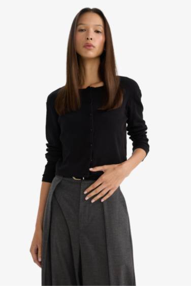 تيشيرت ردن طويل مضلع سليم فيت بياخة V