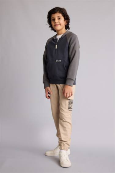 بنطلون سويت بانتس اولادي بطبعة شعار قصة عادية